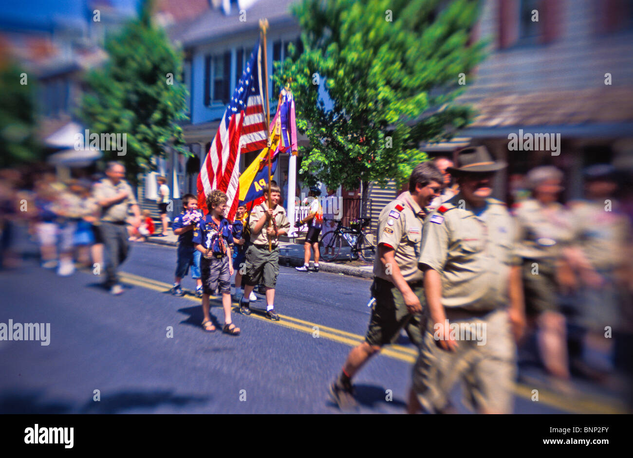 Petite ville marcheurs parade patriotique. Banque D'Images