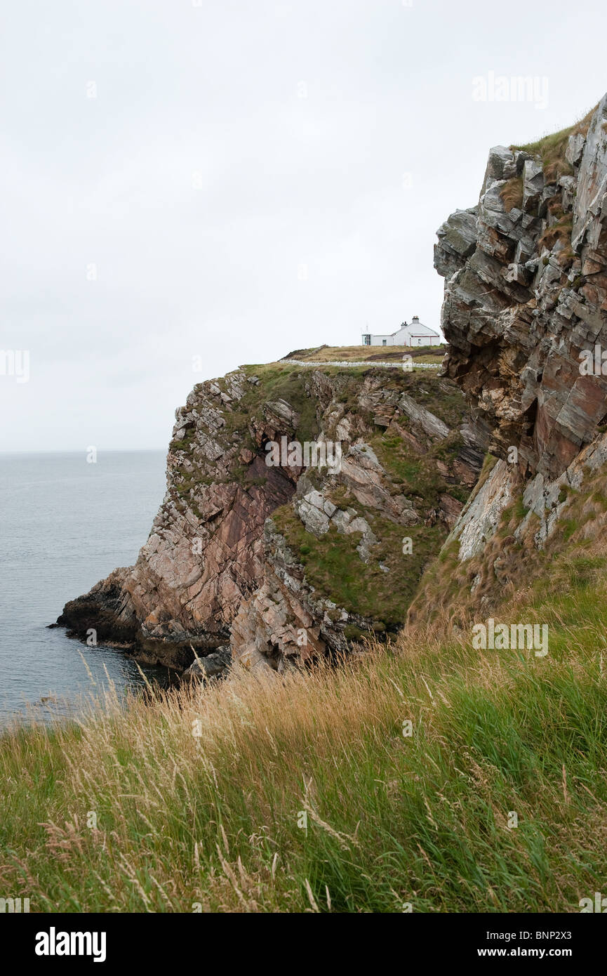 Vue sur le rocher et le phare Co Donegal Irlande Banque D'Images