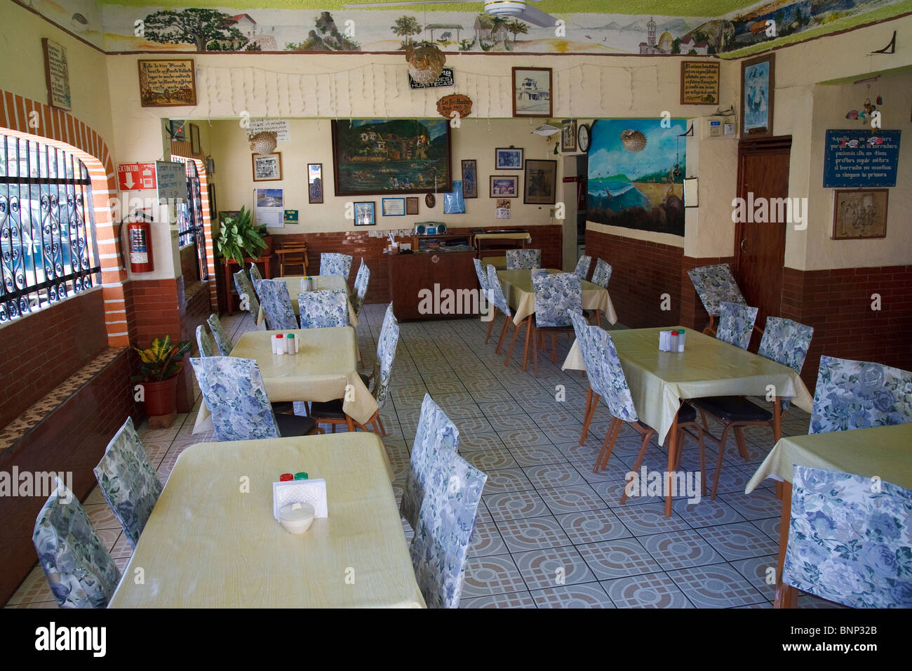 Intérieur d'un restaurant ouvert depuis 1965 à Puerto Vallarta, État de Jalisco, au Mexique. Banque D'Images