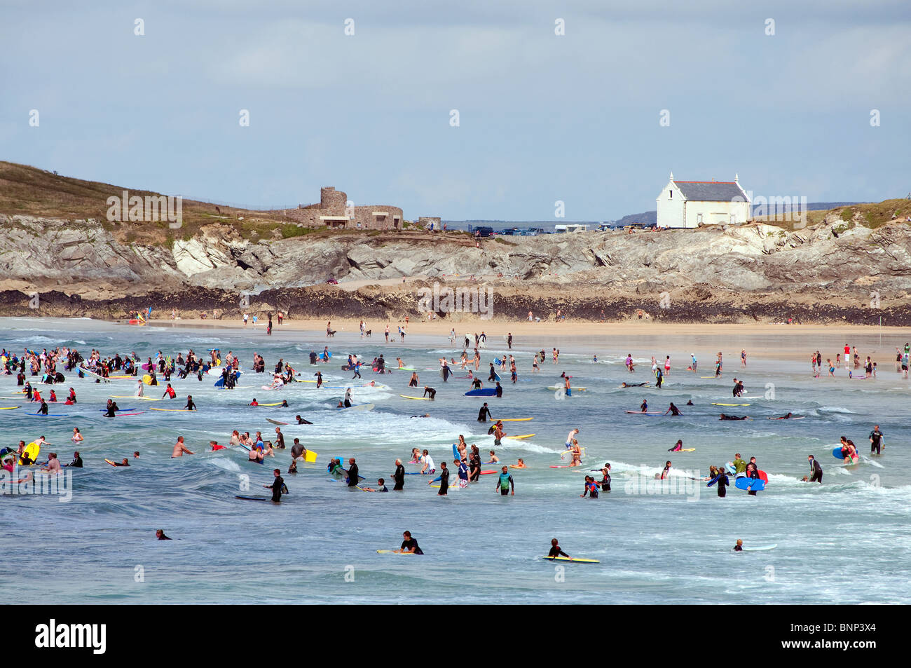Surfeurs à l'attente de vagues à la plage de fistral, Newquay, Cornwall, uk Banque D'Images