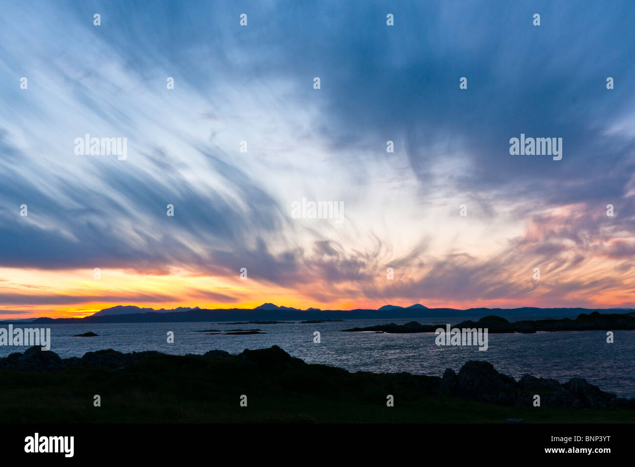 Le coucher du soleil, Skye, Point of Sleat, les Cirrus Banque D'Images