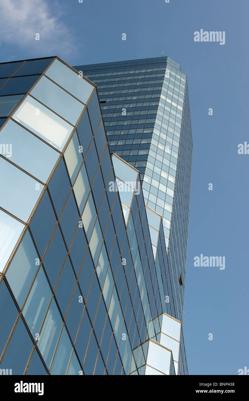 Immeuble de bureaux dans la Tour Bleue Place de la Banque Place bankowy Varsovie Warszawa Pologne Banque D'Images