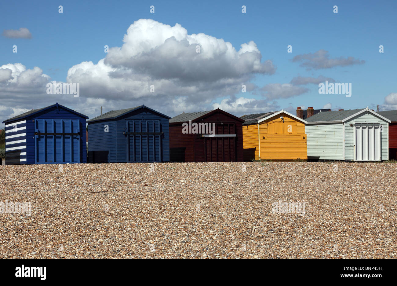 Cabines de plage sur le front de Hayling Island avec ciel bleu et nuages Banque D'Images