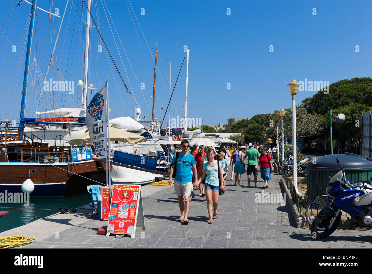 Bateaux le long de la promenade dans le port de Mandraki, la ville de Rhodes, Rhodes, Grèce Banque D'Images