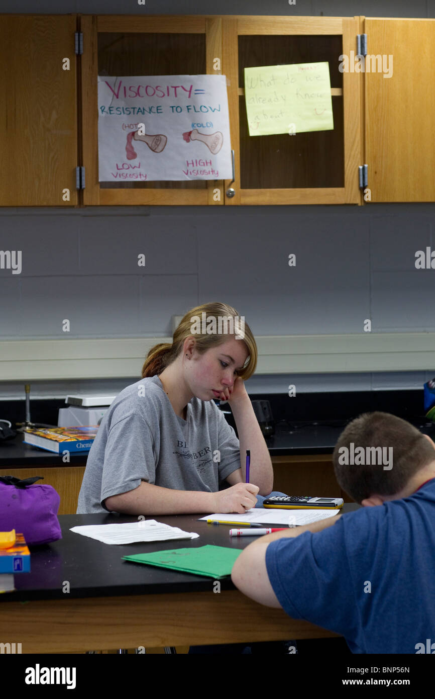 Les étudiants se concentrent tout en tenant au test de chimie Manor New Tech High School de Manor, Texas Banque D'Images
