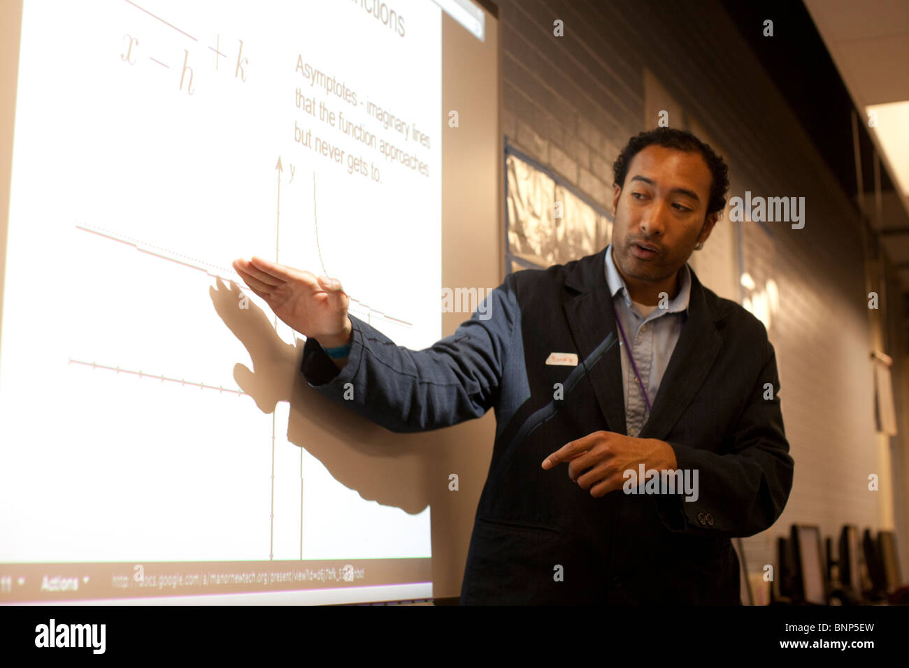 L'algèbre mâle blanc interactif utilise l'enseignant pour enseigner la leçon à Manor New Tech High School de Manor, Texas Banque D'Images