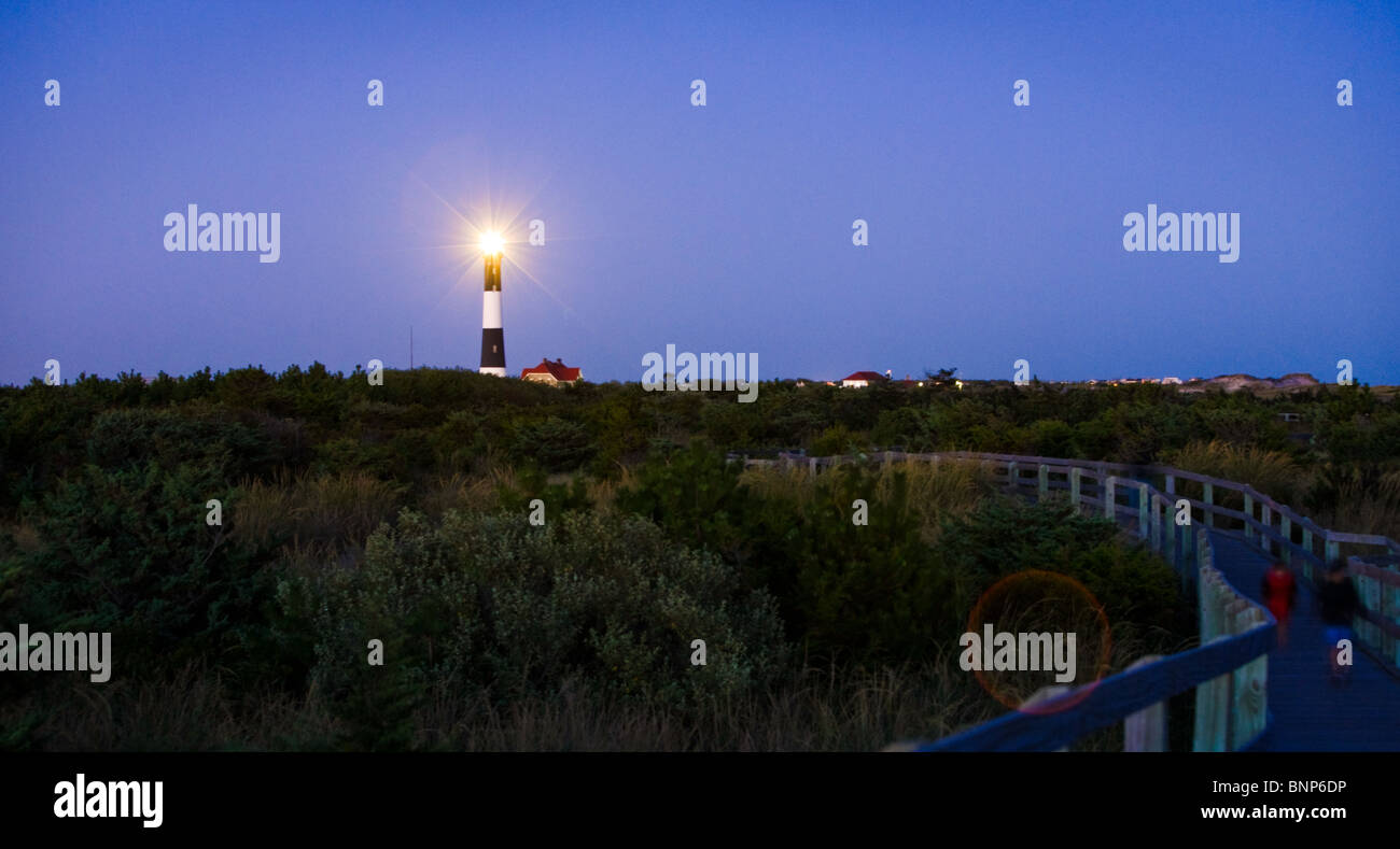 Fire Island phare allumé jusqu'au crépuscule Banque D'Images