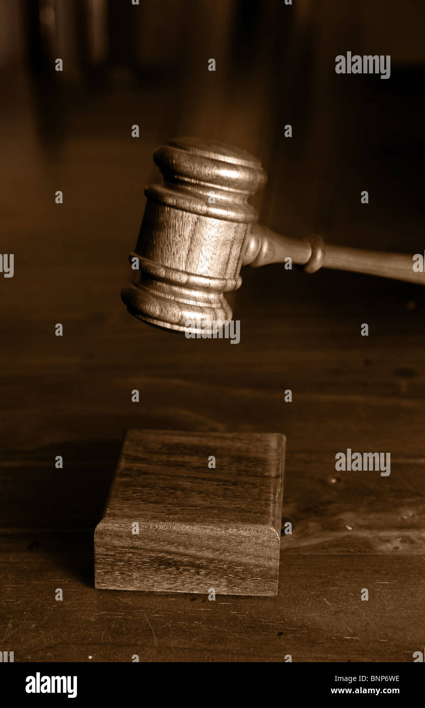 Les juges gavel en descendant et frapper le bloc gavel floue pour circulation Banque D'Images