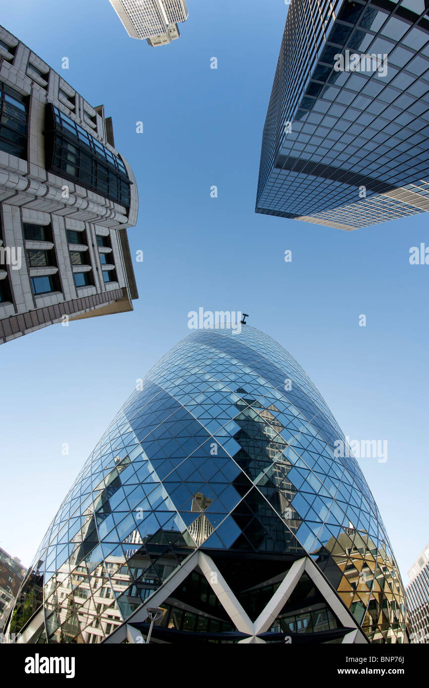 30 St Mary Axe (aka le gherkin) et les édifices dans le quartier financier de la ville de Londres. Banque D'Images