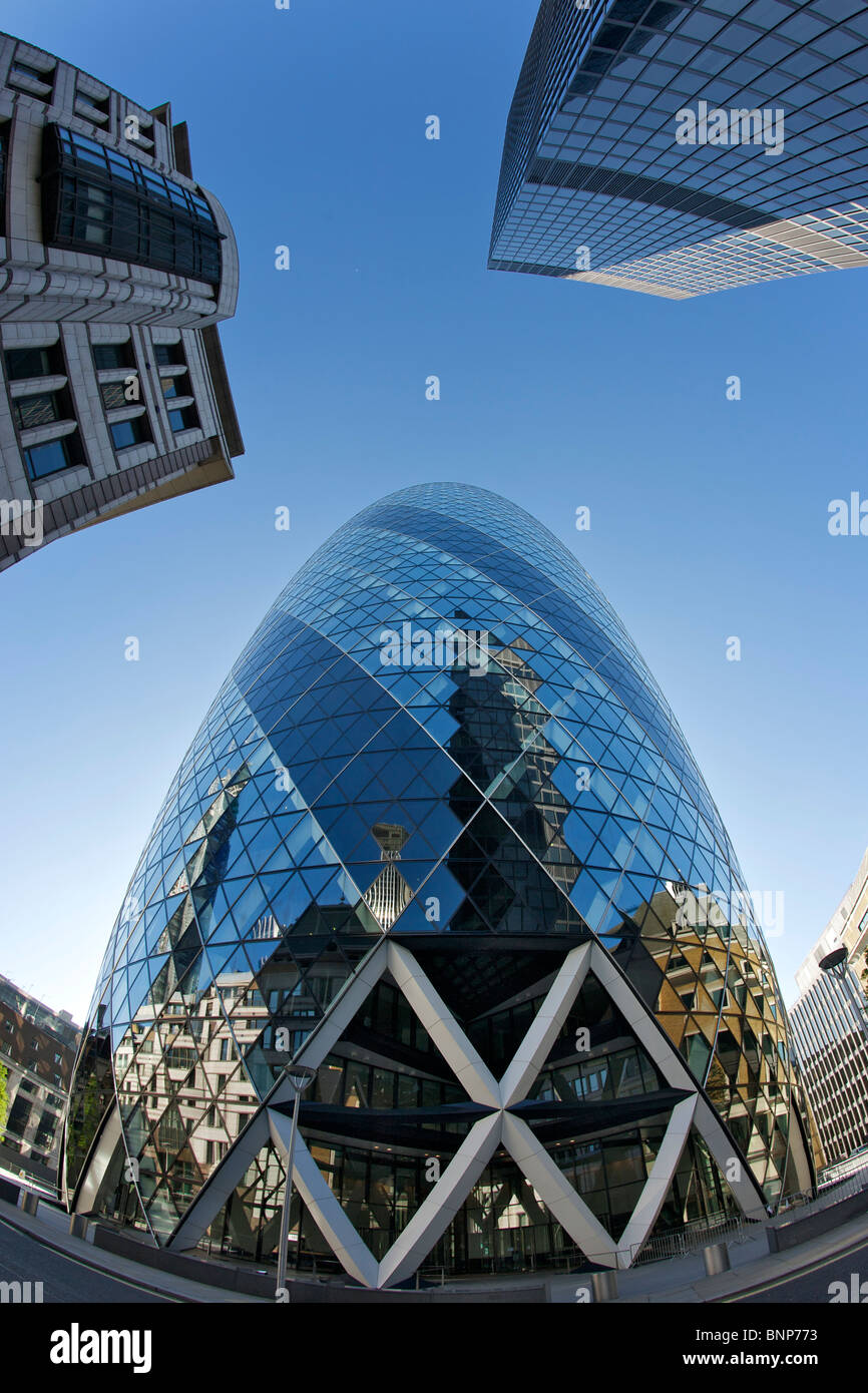 30 St Mary Axe (aka le gherkin) et les édifices dans le quartier financier de la ville de Londres. Banque D'Images