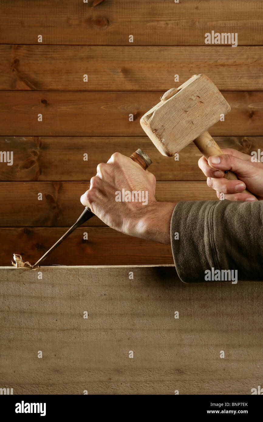 Ciseau à bois gouge outil menuisier marteau à la main en bois de travail contexte Banque D'Images