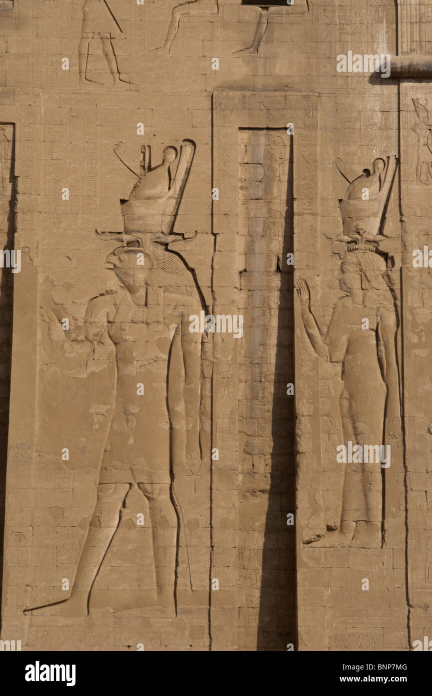 Temple d'Horus. Horus Dieu et déesse Hathor avec double couronne. L'entrée principale. Premier pylône. Détail. Edfou. L'Égypte. Banque D'Images