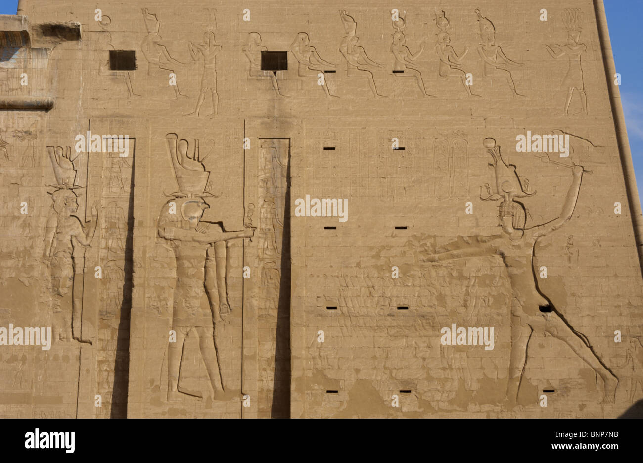 Temple d'Horus. Le pharaon Ptolémée XII Neo Dionysos sacrifier des prisonniers à l'Horus dieu et déesse Hahtor. Edfou. L'Égypte. Banque D'Images
