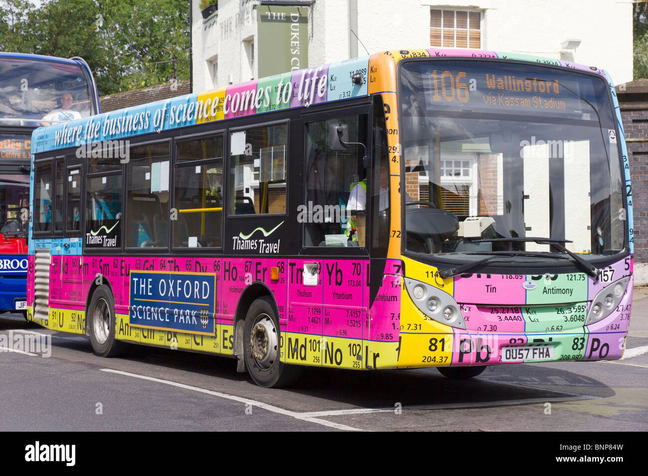 Bus avec Tableau périodique des éléments, Oxford Banque D'Images