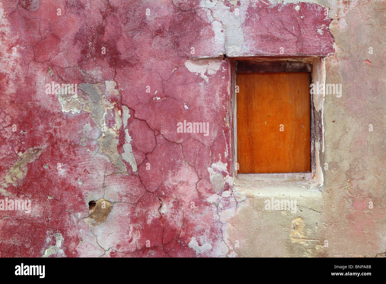 Grunge de fenêtre fermée en bois patiné mur rouge rose Banque D'Images
