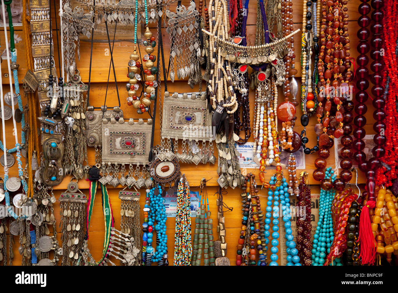 Bijoux souvenirs dans Gumrek à Sanliurfa Caravanserai, Turquie Photo Stock  - Alamy