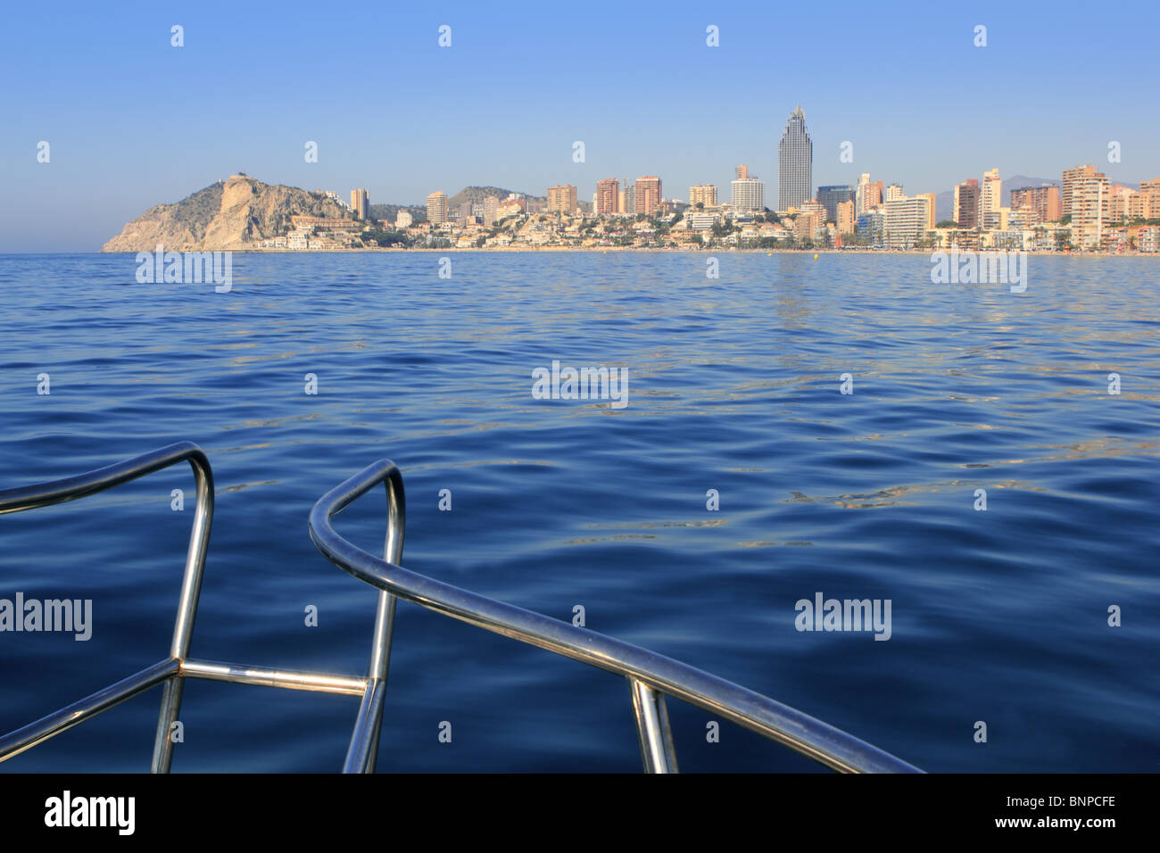 Benidorm Alicante Privince plage vue de la mer Méditerranée bleue Banque D'Images