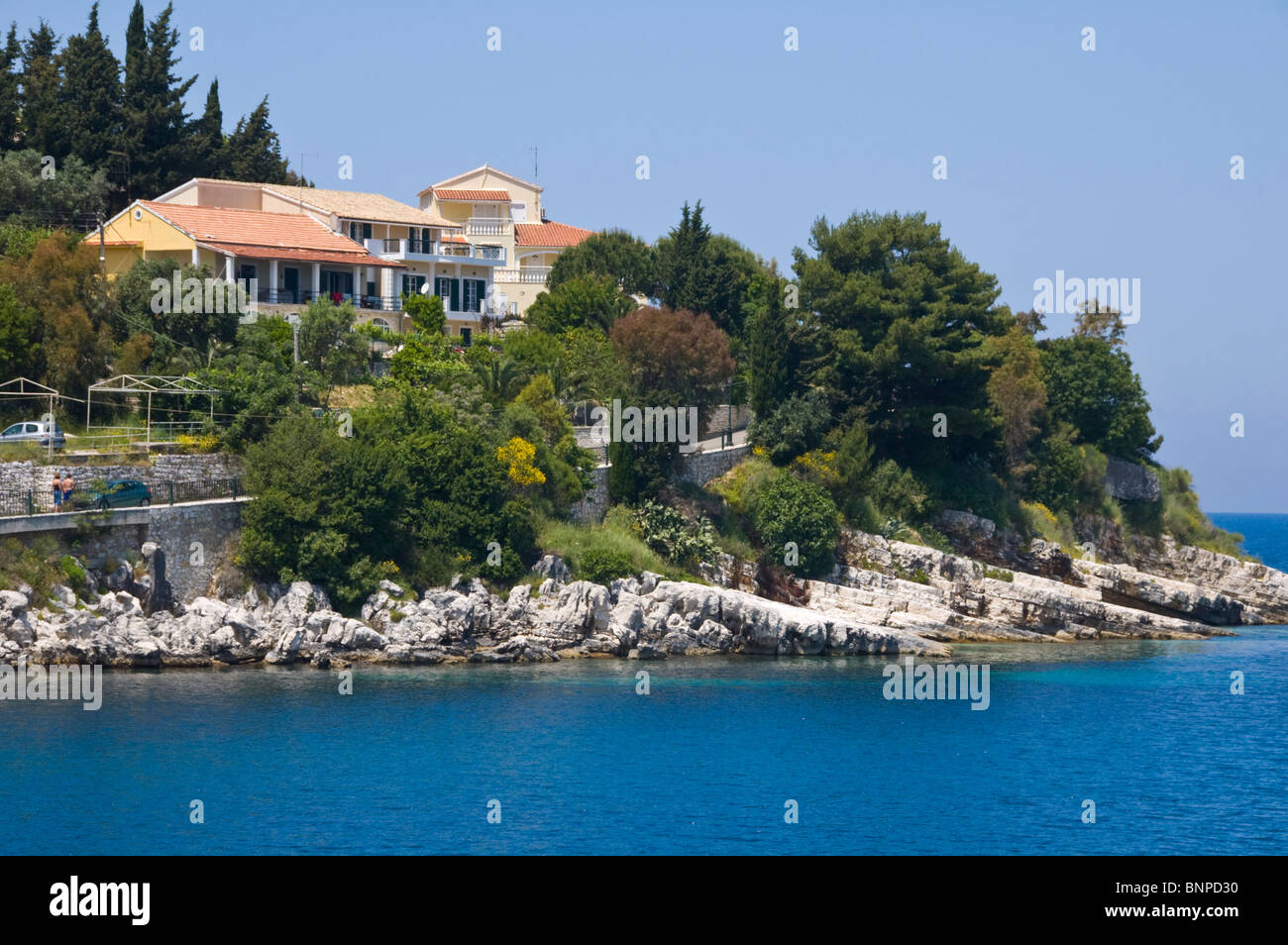 Maison de vacances appartements donnant sur rocky point à Kassiopi sur la Méditerranée grecque de Corfou Grèce GR Banque D'Images