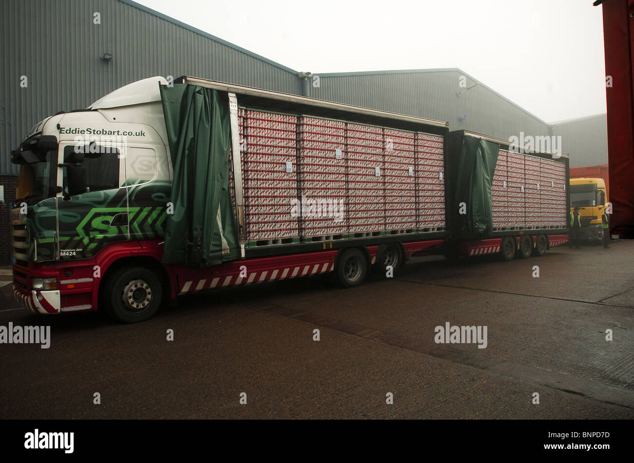Un camion vide fournit une bande rouge peut à l', Charles Wells, Eagle brewery UK Bedford Banque D'Images