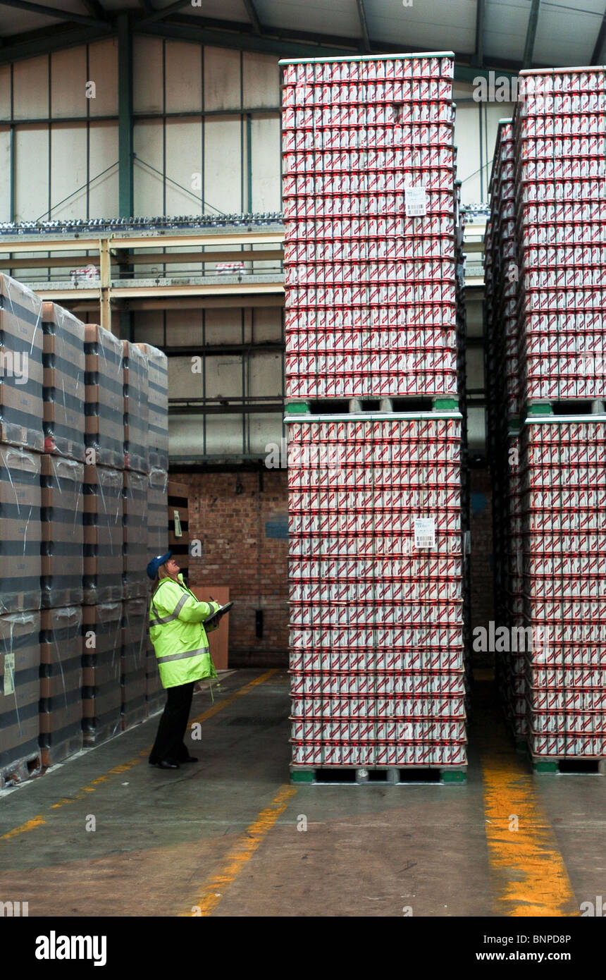 Les canettes de Red Stripe, brassée à la brasserie de l'AIGLE UK Bedford Banque D'Images