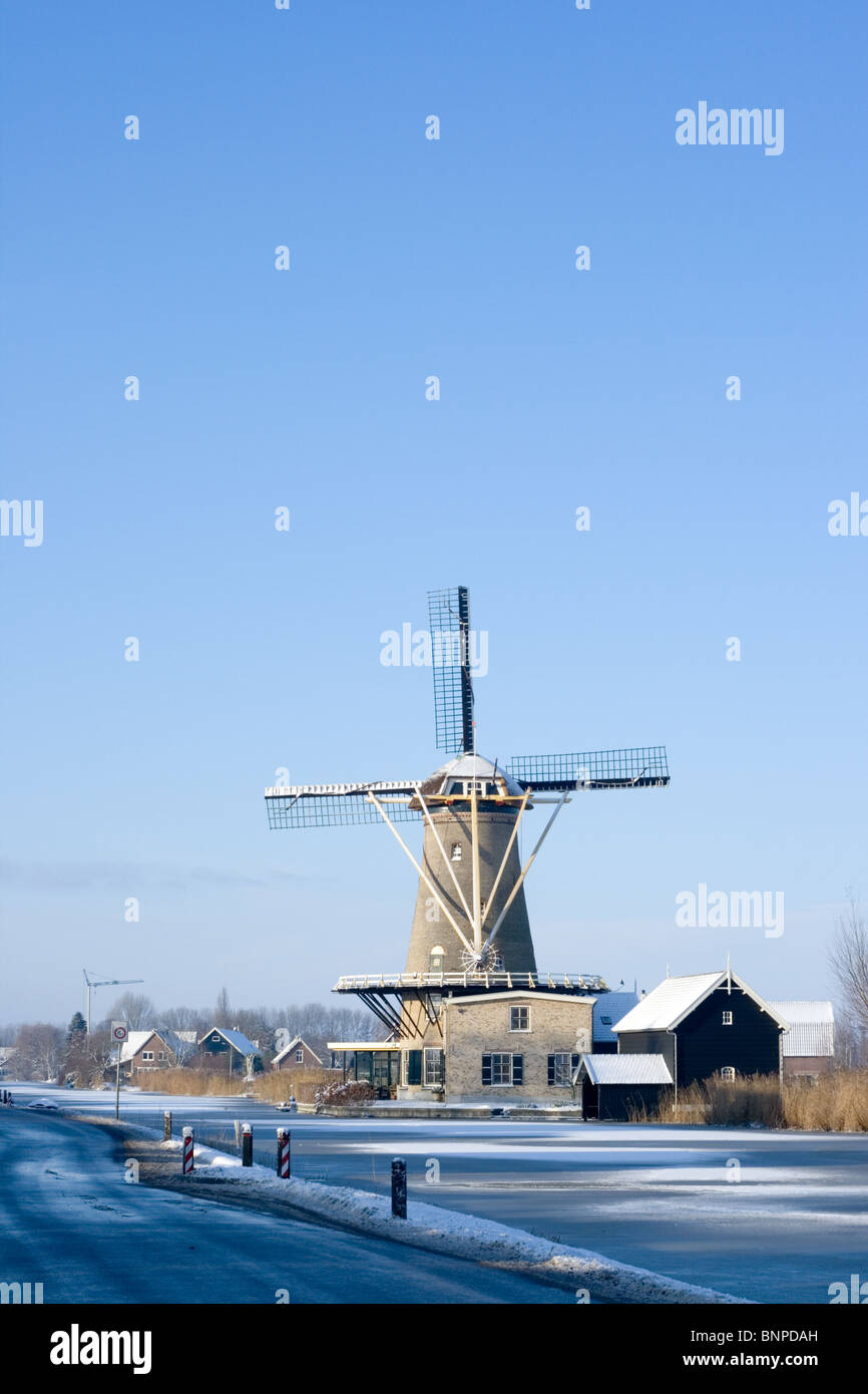 Moulin à vent hollandais en hiver Banque D'Images