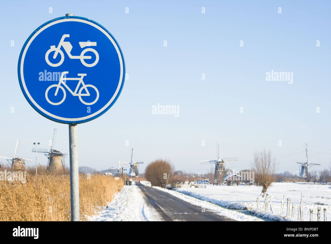 Location chemin du moulin à vent néerlandais de Kinderdijk site touristique. Zuid-Holland, Pays-Bas Banque D'Images