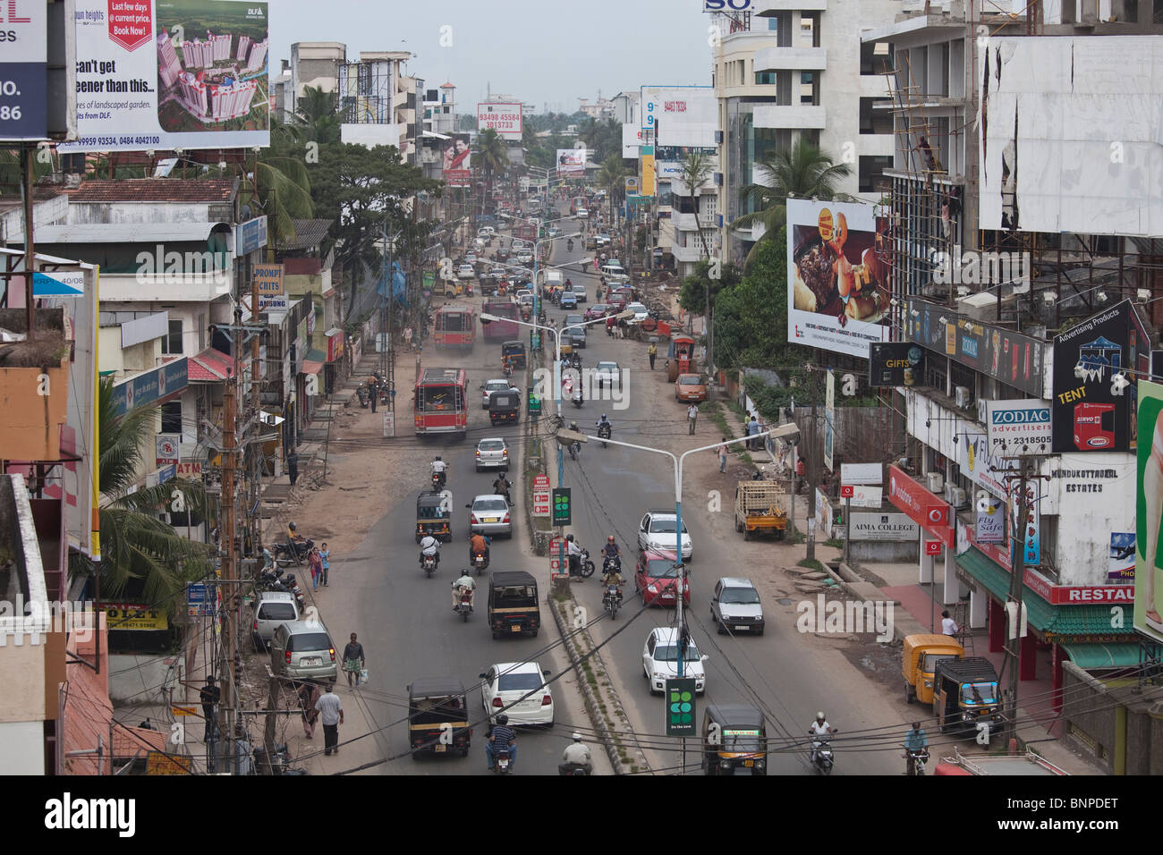 Trop de trafic motorisé en Inde provoque le chaos sur l'insuffisance du système routier. Kochi, Kerala, Inde Banque D'Images