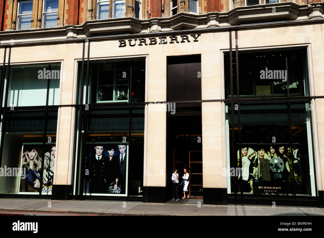 Boutique de vêtements de mode Burberry, Brompton Road, Knightsbridge, Londres, Angleterre, Royaume-Uni Banque D'Images