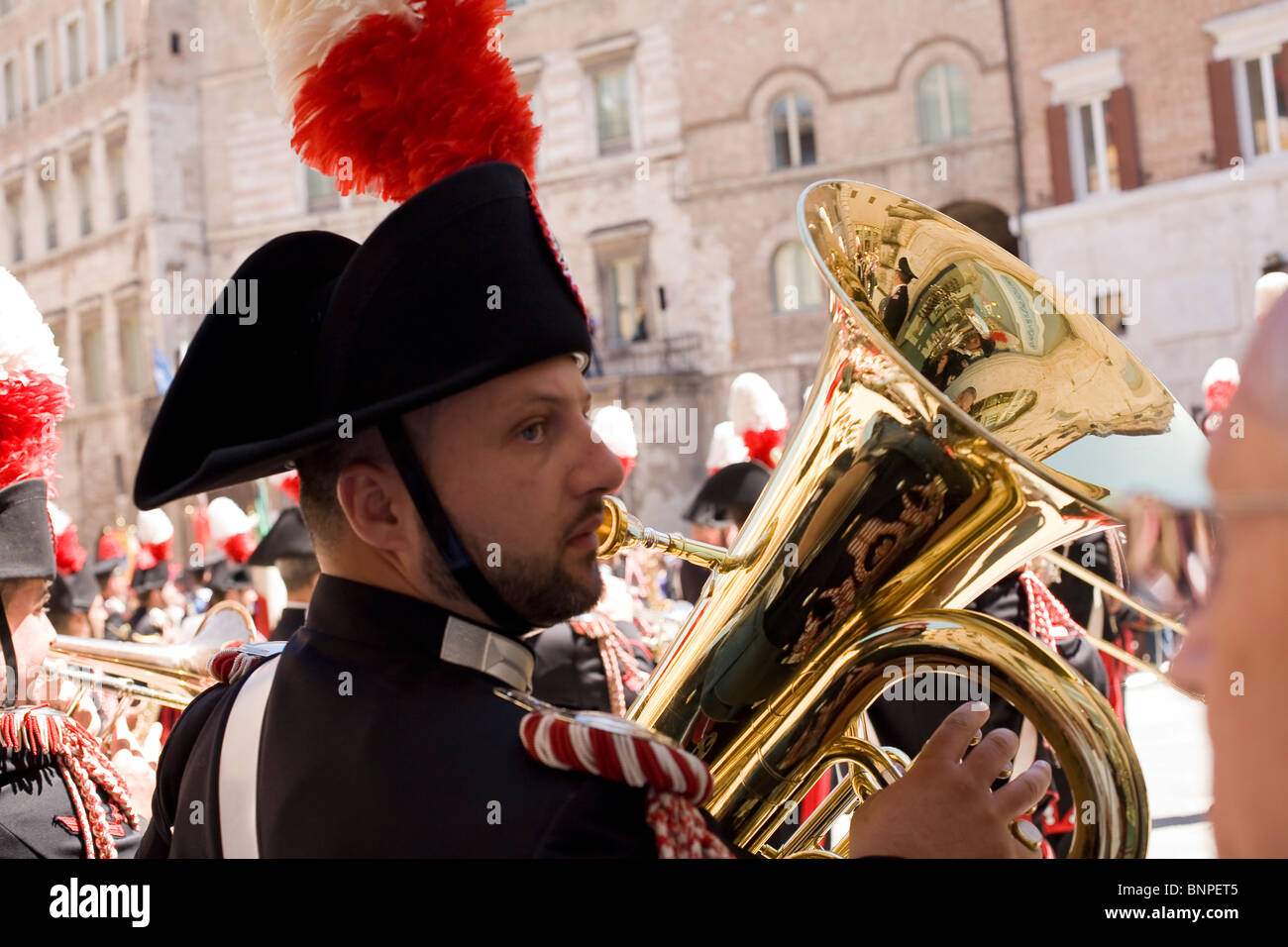 Soldat en uniforme de cérémonie jouer tuba en band Banque D'Images