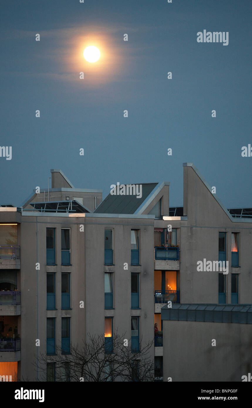 La lune sur un immeuble à Tempelhof, Berlin, Allemagne Banque D'Images