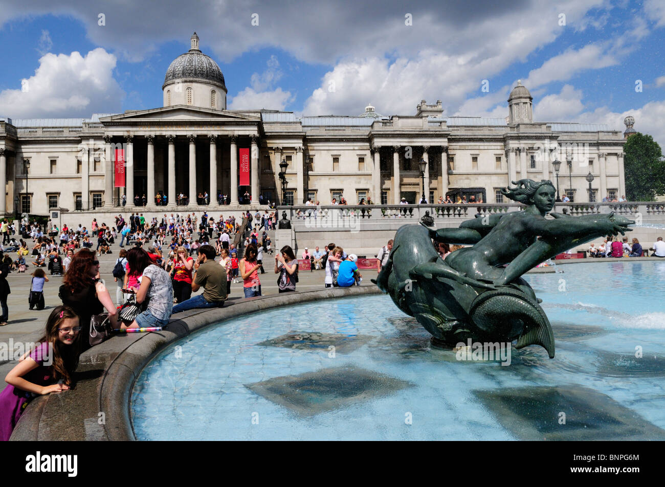 Fontaine de Trafalgar Square et la National Gallery, Londres, Angleterre, Royaume-Uni Banque D'Images