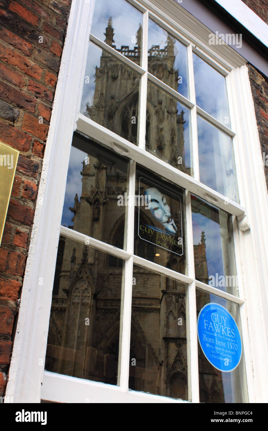 La cathédrale de York compte dans la fenêtre de la Guy Fawkes Inn, ville de York, Angleterre Banque D'Images