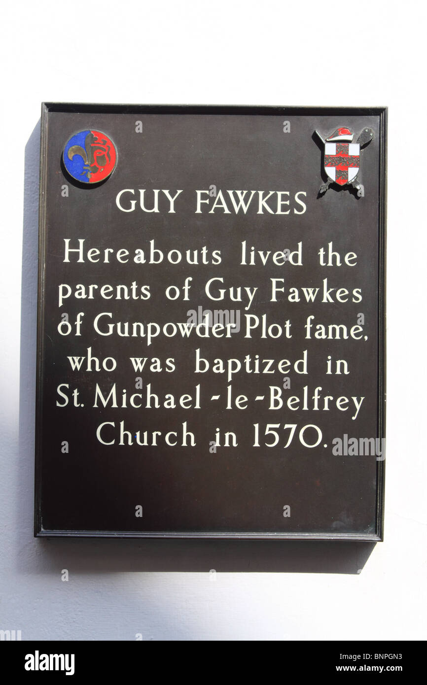 Plaque commémorative marquant l'accueil des parents de Guy Fawkes, dans la ville historique de Stonegate, ville de York, Angleterre Banque D'Images