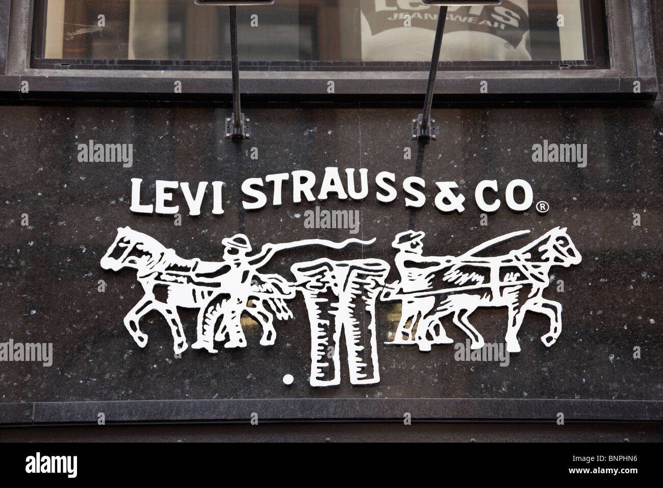 L'Europe. Levi Strauss & Co signe et logo sur un magasin de vêtements Banque D'Images