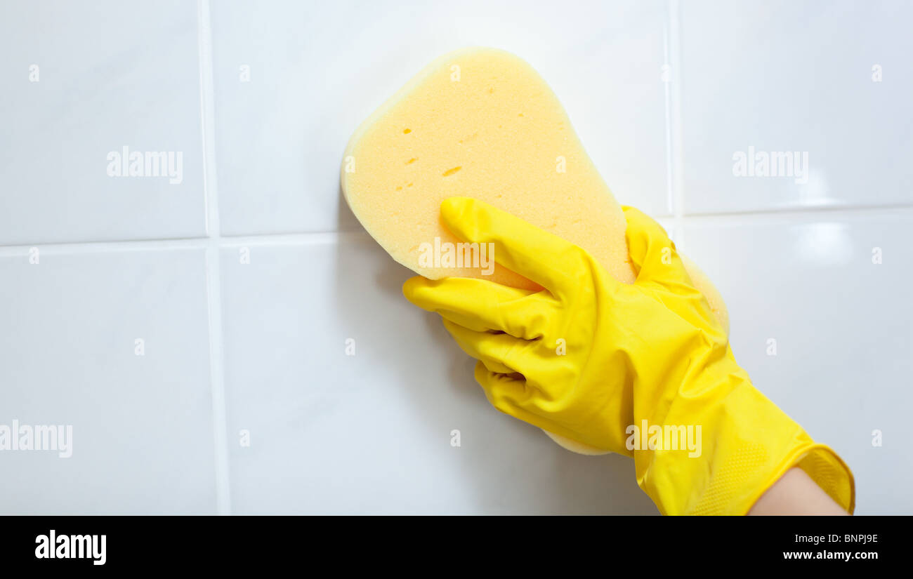 Portrait d'une femme d'une salle de bains de nettoyage Banque D'Images