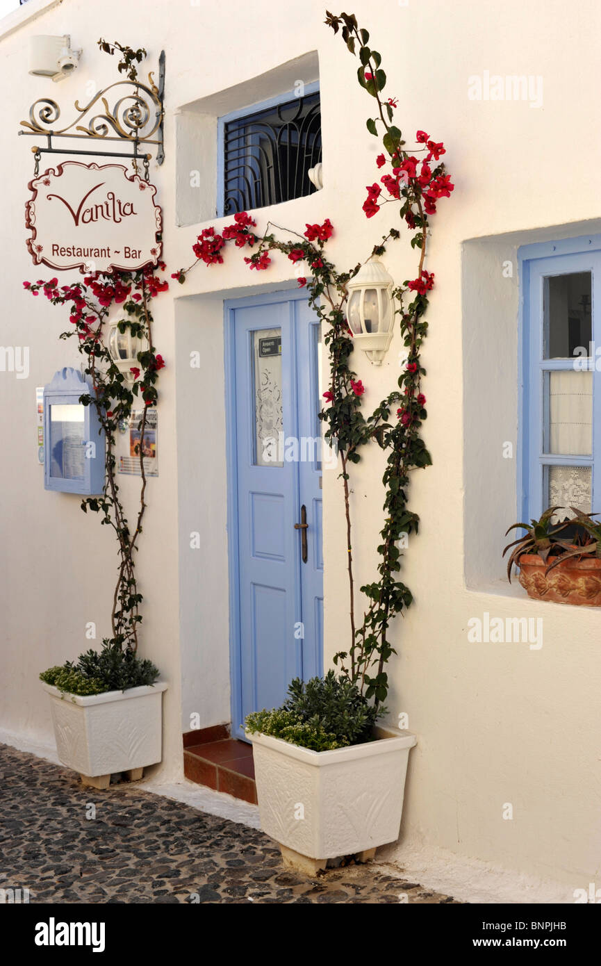 Bougainvillea autour de l'entrée au restaurant Vanilia dans Firostefani Santorini Cyclades Grèce Banque D'Images