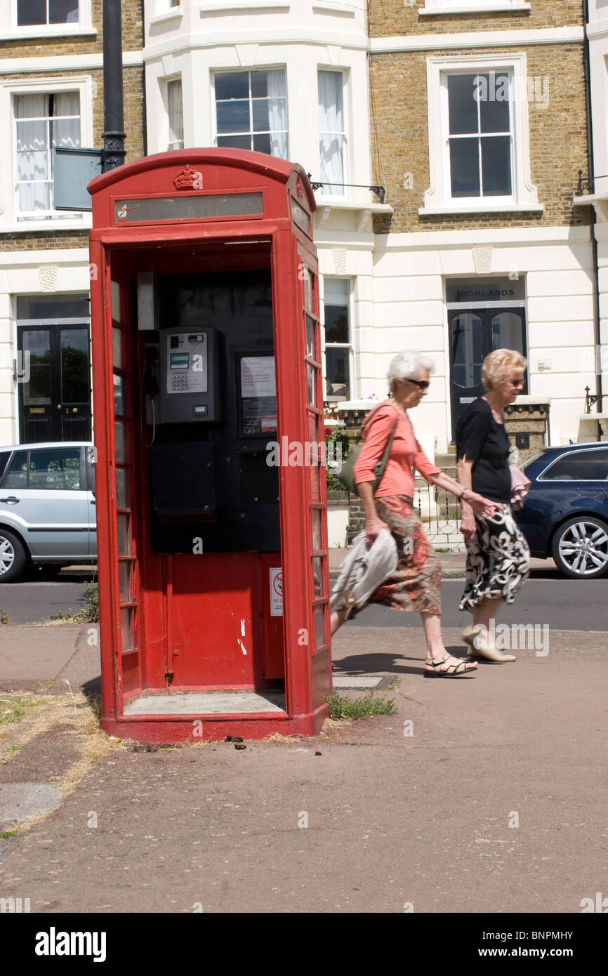 Téléphone rouge fort endommagé cabine téléphonique phonebox avec porte manquante, Southend essex uk Banque D'Images