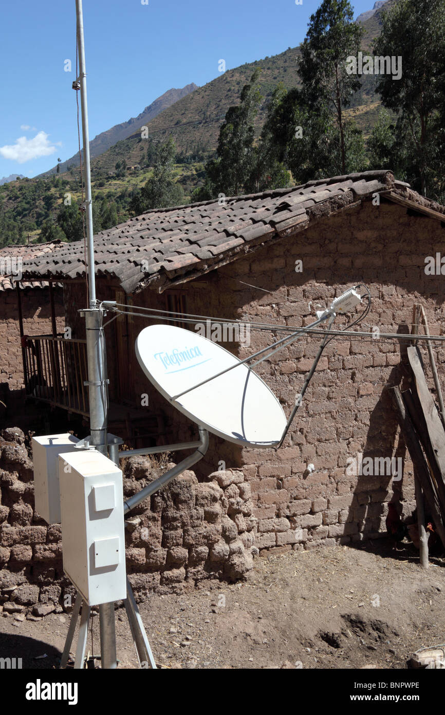 Téléphone satellite dish extérieur maison en brique de boue adobe dans Pallata, village Patacancha Valley, près de Huancayo, Pérou Banque D'Images