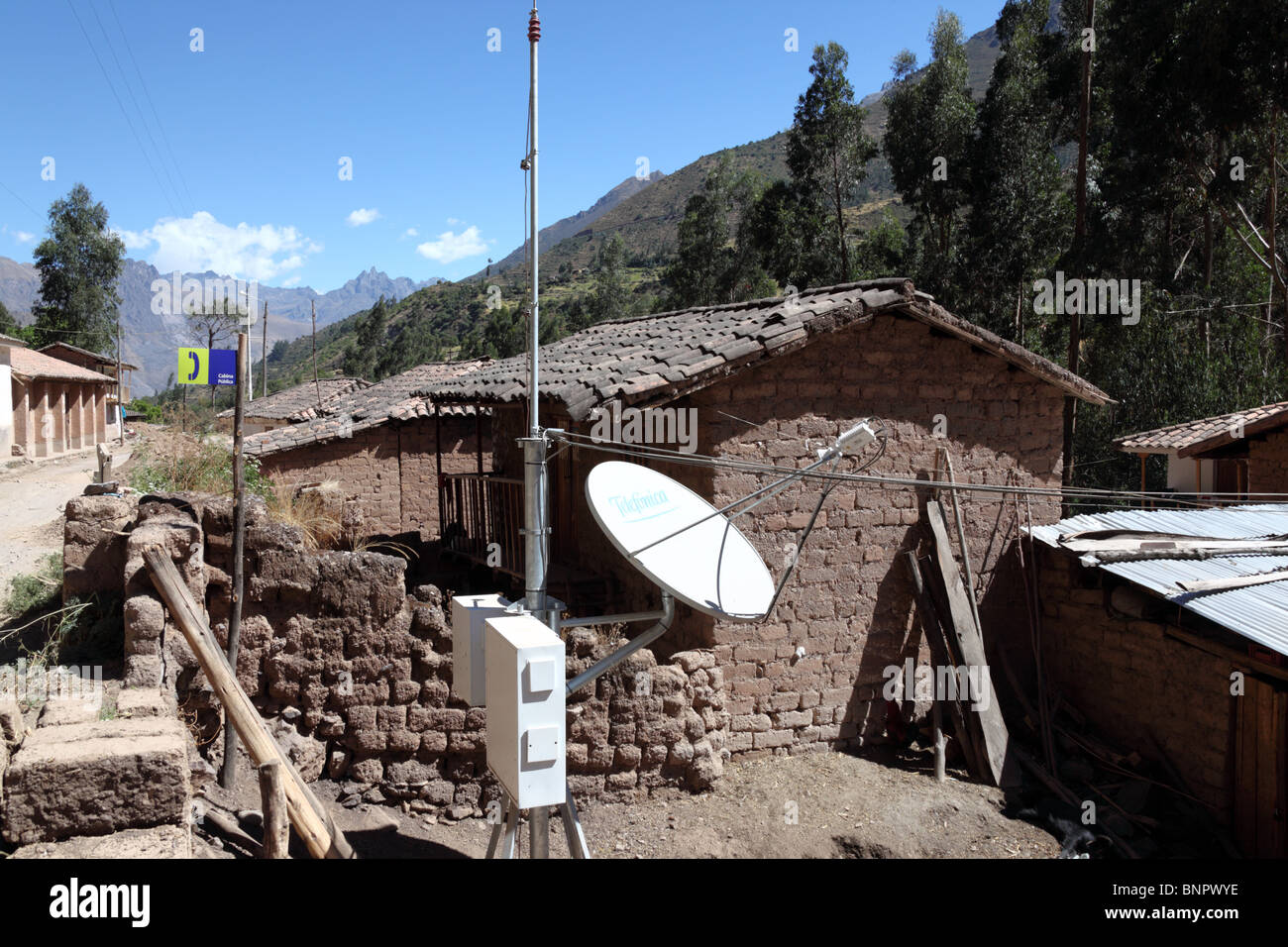 Téléphone satellite dish extérieur maison en brique de boue adobe dans Pallata, village Patacancha Valley, près de Huancayo, Pérou Banque D'Images