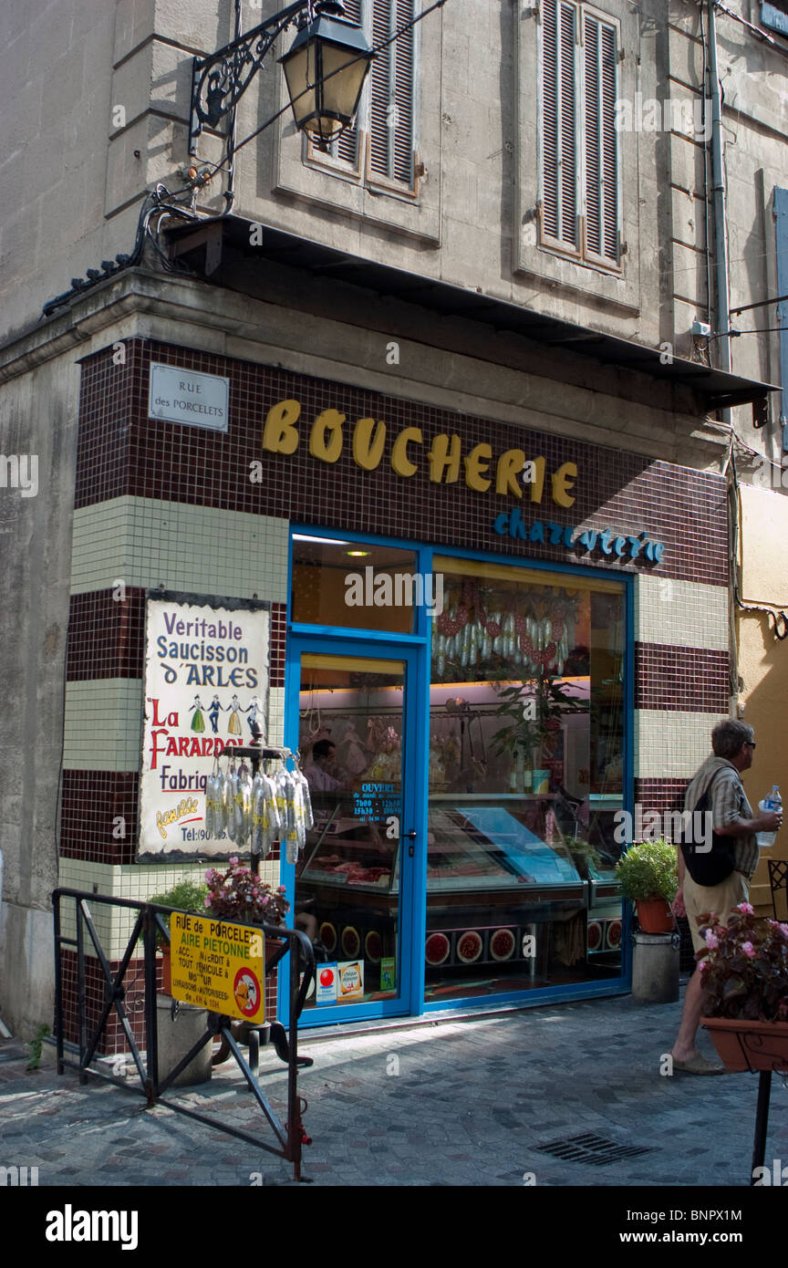 Arles, France, Front French 'Butcher Shop', gens dans la scène de rue, Provence française Boucherie, Charcuterie Delicatessen, magasin petite ville Banque D'Images
