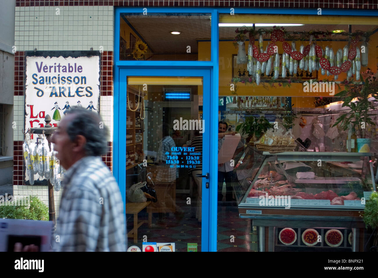 Arles, France, Front French Boucher Shop, Man Walking Front of Shop vitrines, Provence française, boucheries, charcuterie, Delicatessen, magasin petite ville, magasins de quartier Banque D'Images