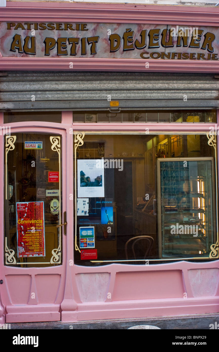 Arles, France, jolie façade du vieux magasin, Boulangerie, pâtisserie boulangerie, Provence française, petite ville Banque D'Images