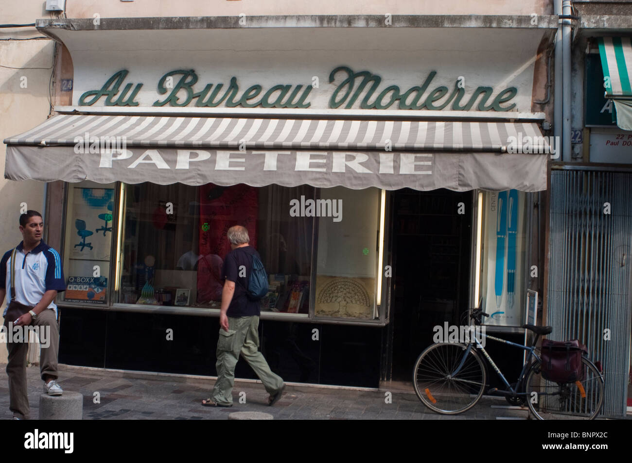 Arles, France, Old Store Front, Papeterie, Provence française 'au bureaux moderne' Street des années 1950, boutique vintage front, magasin d'affaires Banque D'Images