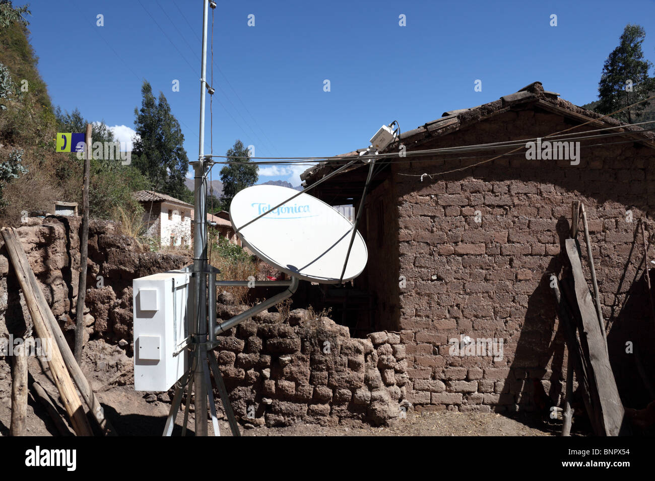 Téléphone satellite dish extérieur maison en brique de boue adobe dans Pallata, village Patacancha Valley, près de Huancayo, Pérou Banque D'Images