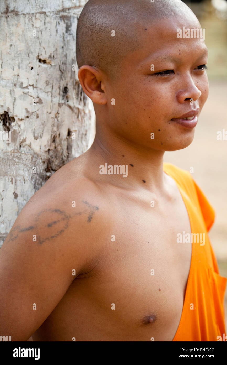 Portrait d'un moine novice cambodgienne avec un tatouage - Province de Kandal, Cambodge Banque D'Images