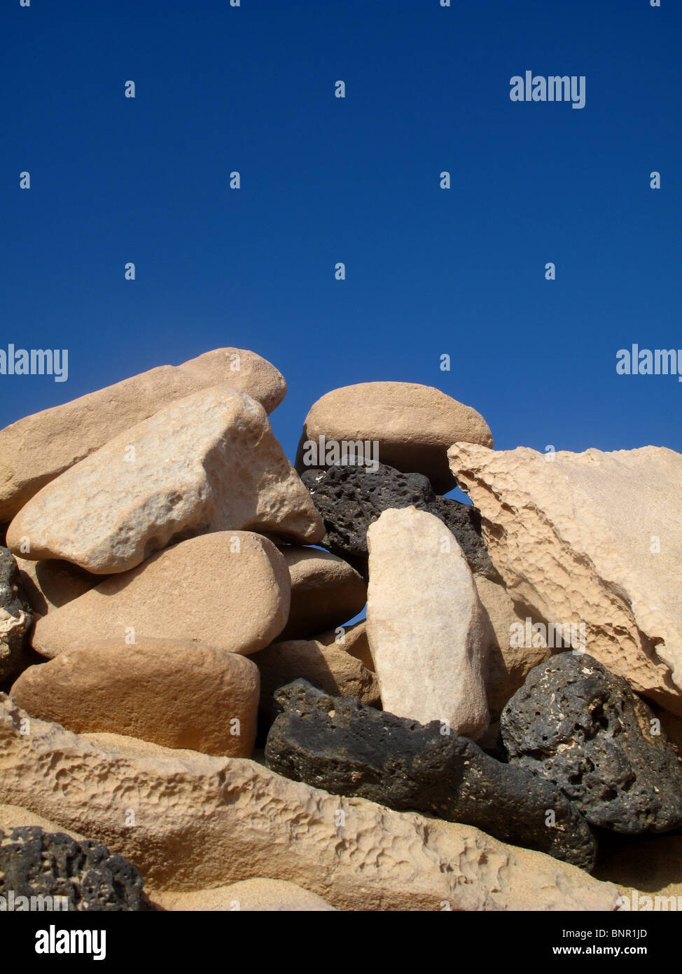Mur de pierre contre ciel bleu profond Banque D'Images