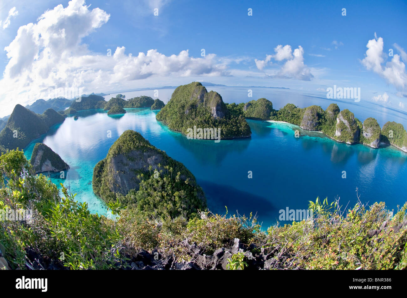 Belles Îles Raja Ampat avec un objectif Fisheye Banque D'Images