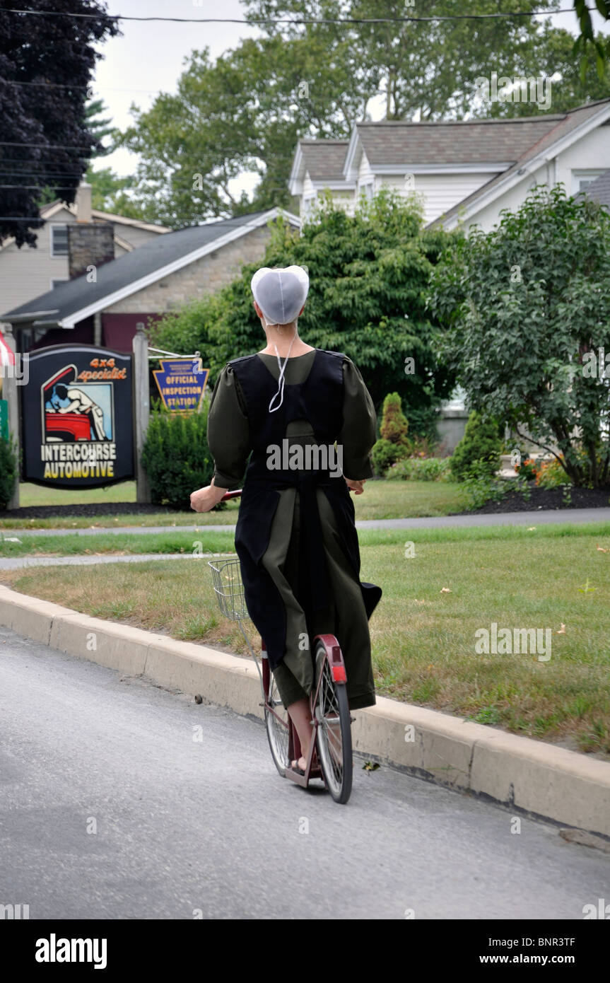 Amish riding scooter Banque D'Images