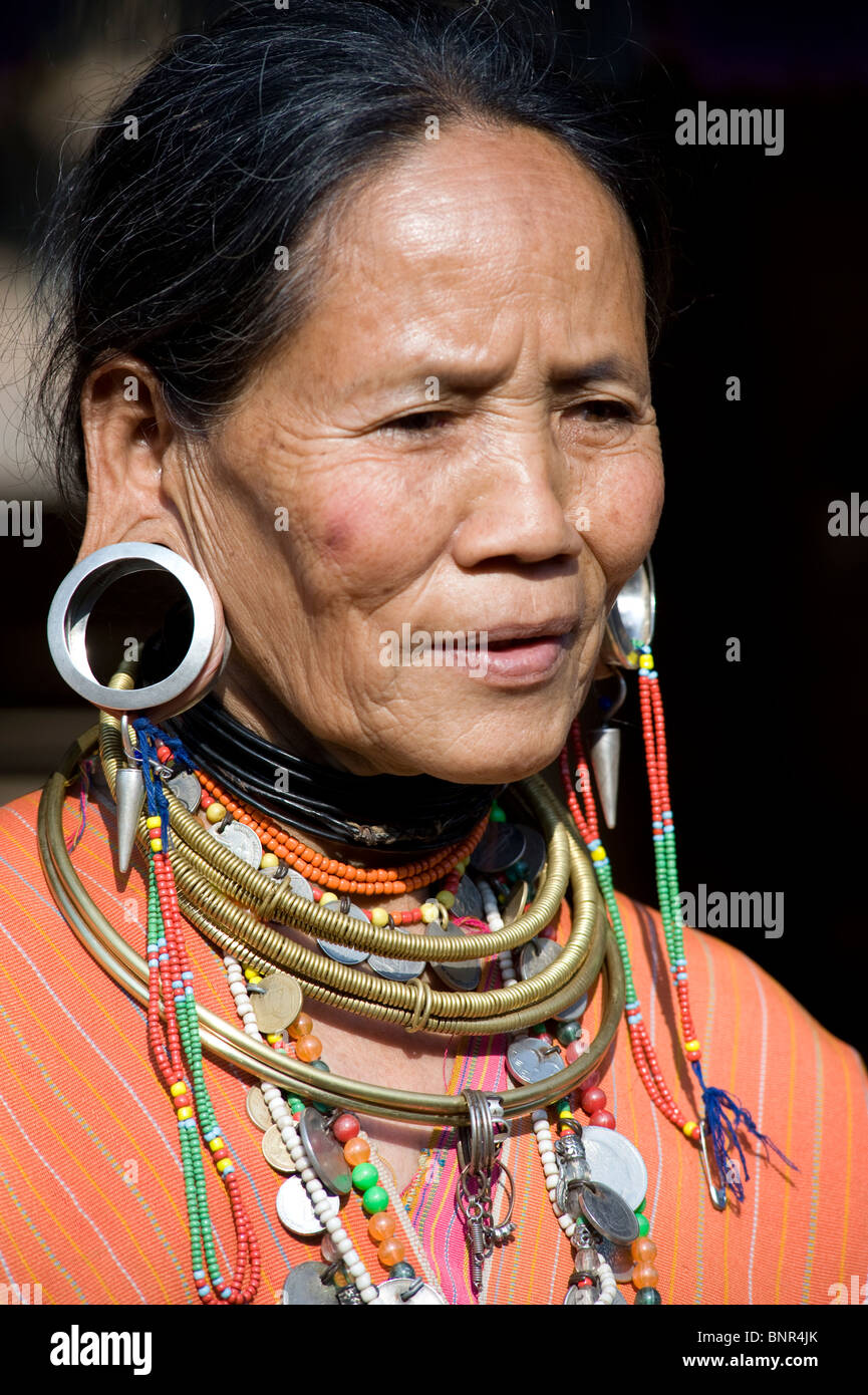 Myanmar personnage , portrait d'une belle femme avec collier et boucles  d'appartenance au groupe ethnique Koyo Photo Stock - Alamy