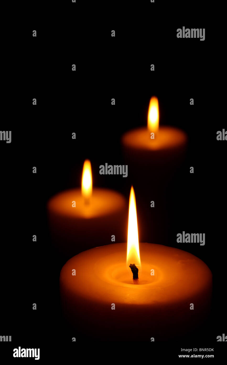 Trois bougies allumées (accent sur la bougie avant) Banque D'Images